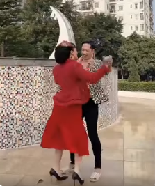 Clip hậu trường 'tấu hài tình cảm' của Vân Dung và Mạnh Hưng ở 'Hướng dương ngược nắng' ảnh 1