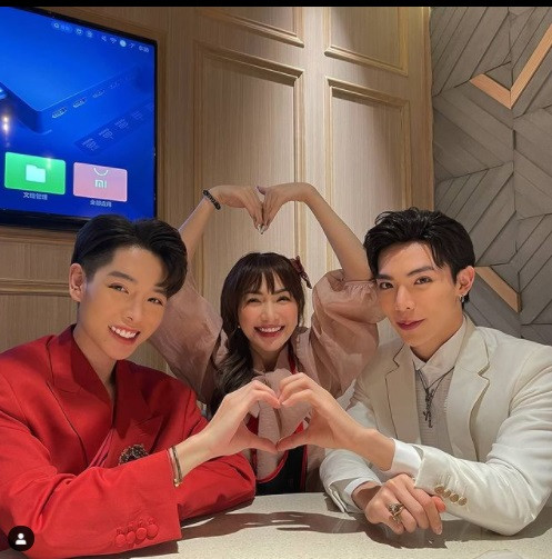 Vợ chồng Khánh Thi, Phan Hiển tình tứ trên sa mạc ảnh 9