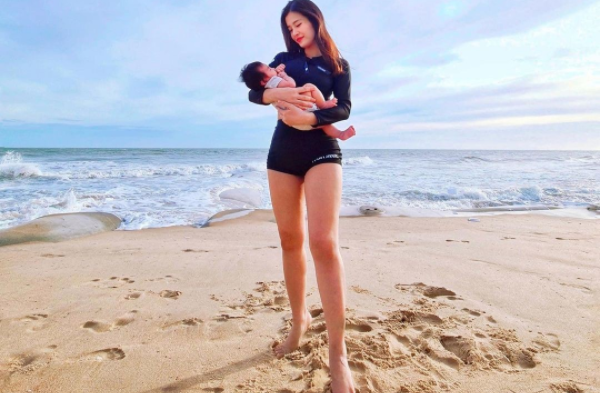 Đông Nhi khoe dáng săn chắc, chân dài miên man sau 2 tháng sinh con ảnh 1