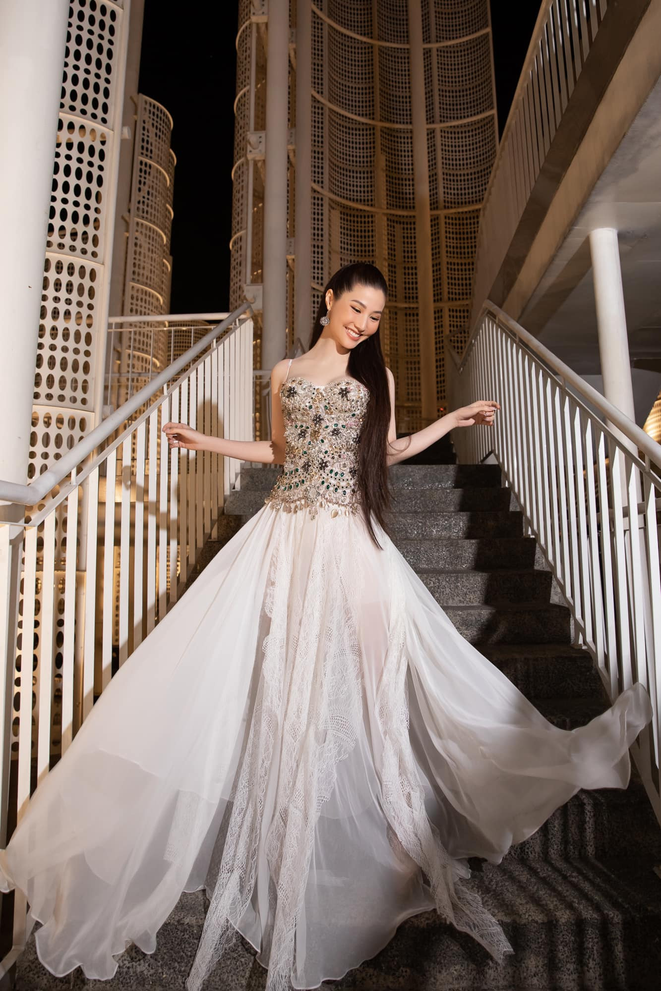 Diễm My 9x khoe ngực đầy nóng bỏng 'đốt mắt' dân mạng ảnh 6