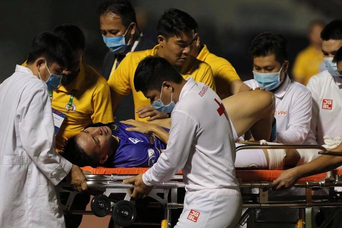 Dân mạng tranh cãi 'nảy lửa' vụ vào bóng thô bạo của Hoàng Thịnh với Hùng Dũng ảnh 1