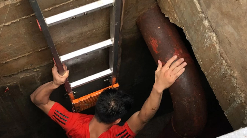 Nước sạch sông Đà bị đầu độc: Kẻ đổ trộm dầu khai được một nữ giám đốc thuê ảnh 8