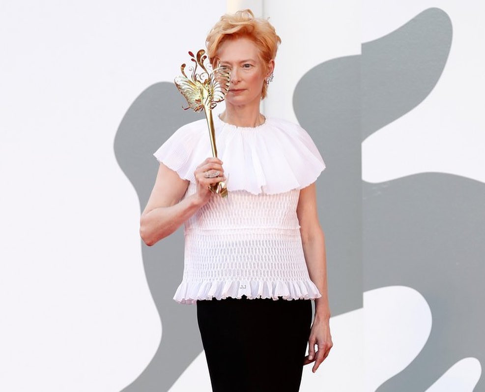 Câu chuyện về 2 chiếc mặt nạ bằng vàng và ngọc trai của Tilda Swinton ở thảm đỏ LHP Venice ảnh 2