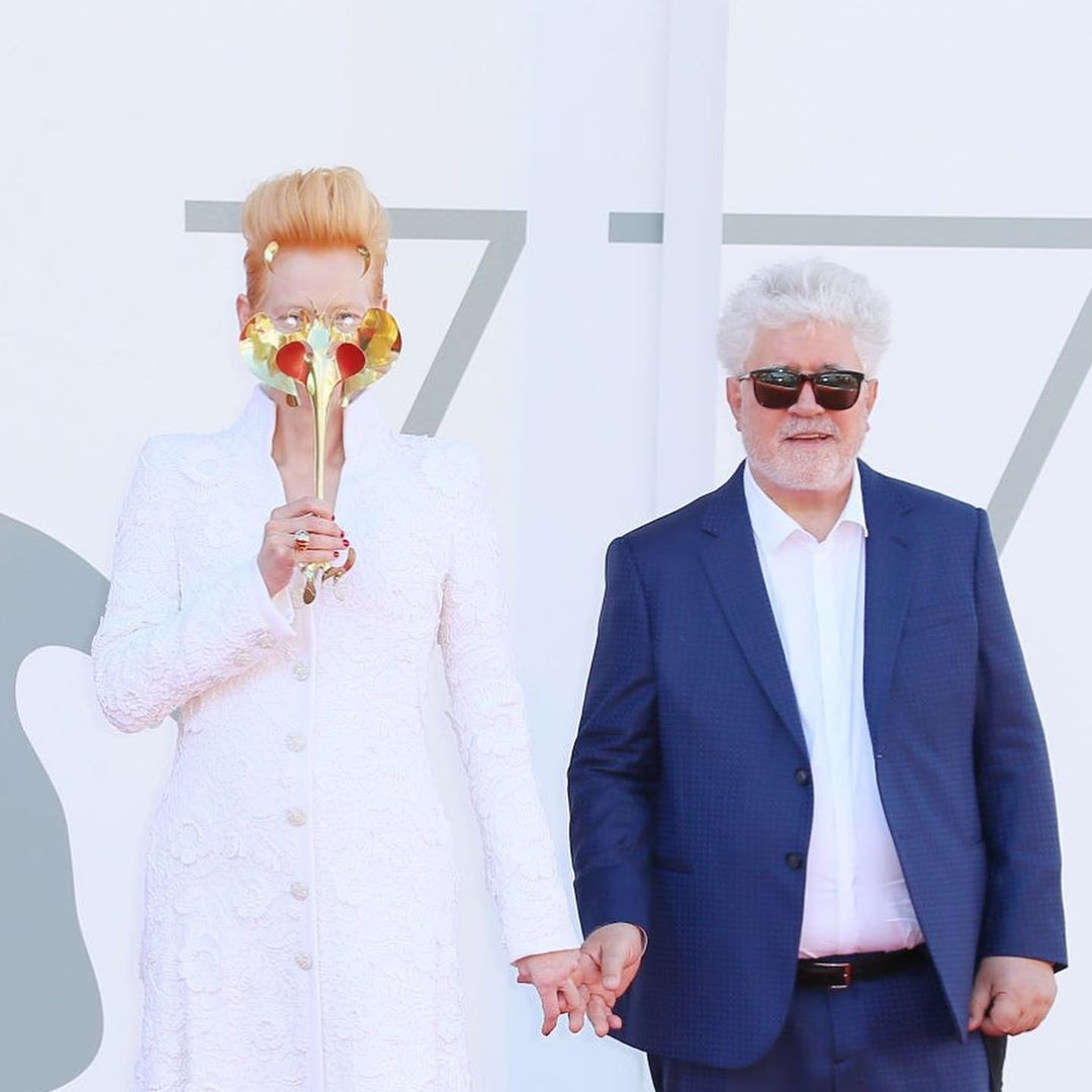 Câu chuyện về 2 chiếc mặt nạ bằng vàng và ngọc trai của Tilda Swinton ở thảm đỏ LHP Venice ảnh 4