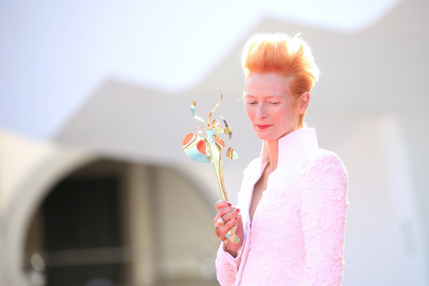 Câu chuyện về 2 chiếc mặt nạ bằng vàng và ngọc trai của Tilda Swinton ở thảm đỏ LHP Venice ảnh 5