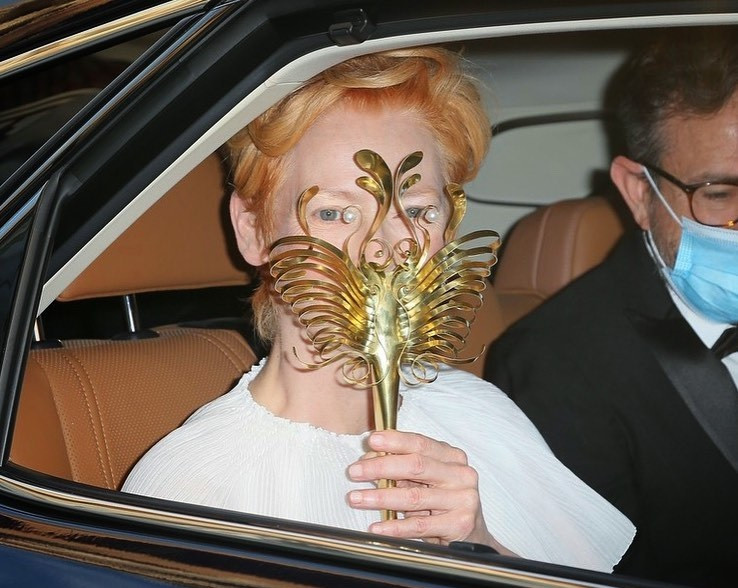 Câu chuyện về 2 chiếc mặt nạ bằng vàng và ngọc trai của Tilda Swinton ở thảm đỏ LHP Venice ảnh 6