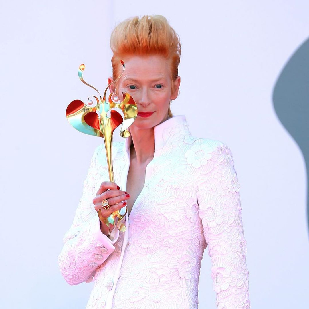 Câu chuyện về 2 chiếc mặt nạ bằng vàng và ngọc trai của Tilda Swinton ở thảm đỏ LHP Venice ảnh 3