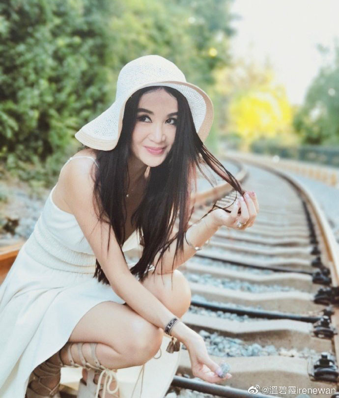 Ngỡ ngàng nhan sắc tuổi U60 mà như mới ngoài ba mươi của Ôn Bích Hà ảnh 1