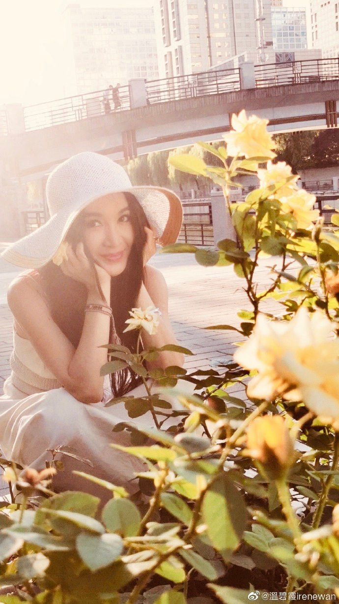 Ngỡ ngàng nhan sắc tuổi U60 mà như mới ngoài ba mươi của Ôn Bích Hà ảnh 8