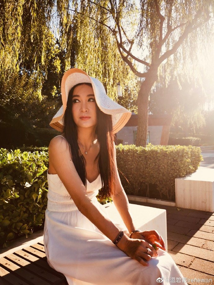 Ngỡ ngàng nhan sắc tuổi U60 mà như mới ngoài ba mươi của Ôn Bích Hà ảnh 9