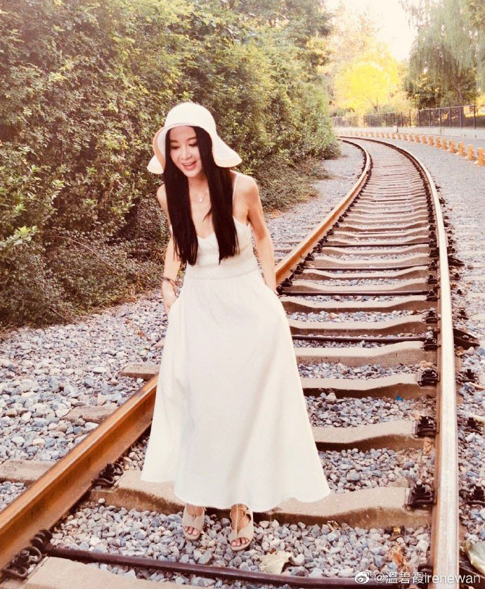 Ngỡ ngàng nhan sắc tuổi U60 mà như mới ngoài ba mươi của Ôn Bích Hà ảnh 4