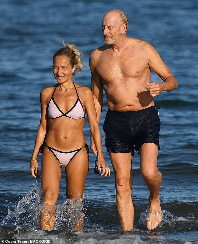 Tài tử 73 tuổi của ‘Game of Thrones’ khóa môi nồng nàn ‘tình trẻ’ trên biển ảnh 4