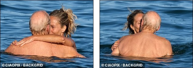 Tài tử 73 tuổi của ‘Game of Thrones’ khóa môi nồng nàn ‘tình trẻ’ trên biển ảnh 6