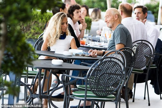 Tài tử 73 tuổi của ‘Game of Thrones’ khóa môi nồng nàn ‘tình trẻ’ trên biển ảnh 10