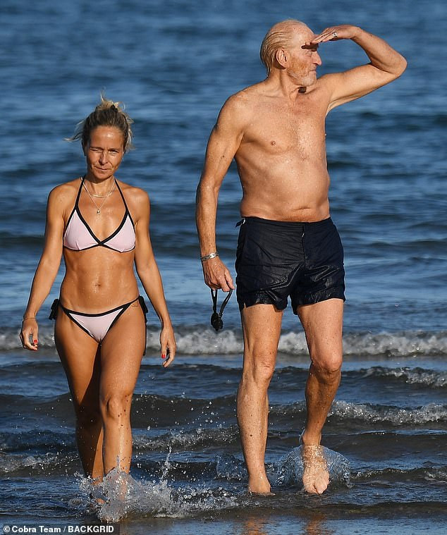 Tài tử 73 tuổi của ‘Game of Thrones’ khóa môi nồng nàn ‘tình trẻ’ trên biển ảnh 3