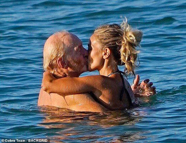 Tài tử 73 tuổi của ‘Game of Thrones’ khóa môi nồng nàn ‘tình trẻ’ trên biển ảnh 5