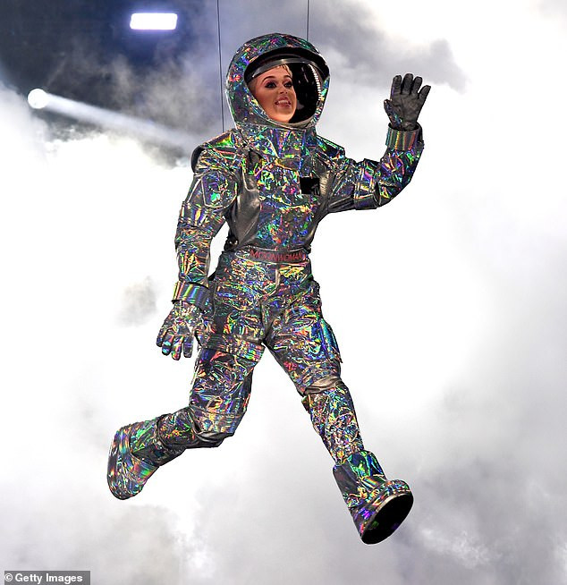 Katy Perry lần đầu lộ diện sau sinh, mặc áo nịt ngực có ống hút sữa gây sốc ảnh 3