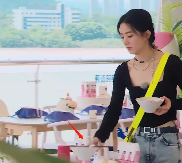 Ngày càng xinh đẹp, Triệu Lệ Dĩnh liên tục bị chê ‘kém sang’ vì thói quen vô duyên ảnh 2