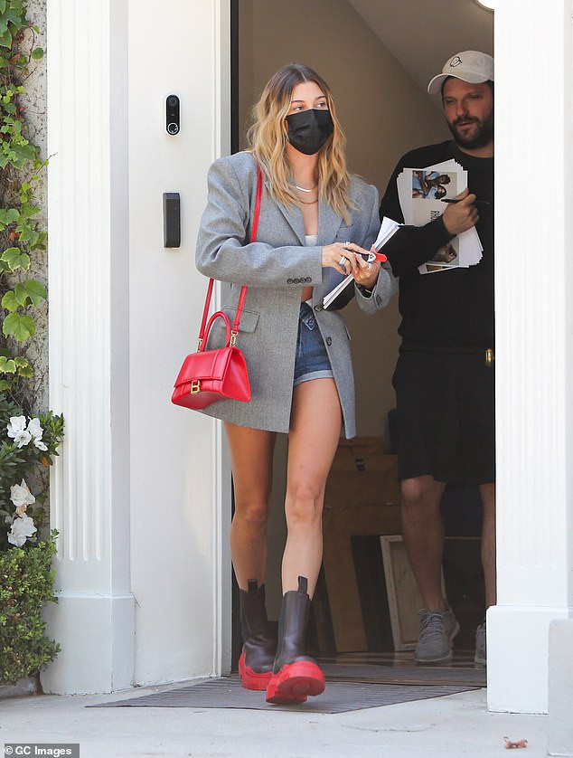 Học nàng mẫu Hailey Bieber cách phối đồ mùa hè thành trang phục mùa thu cá tính ảnh 8