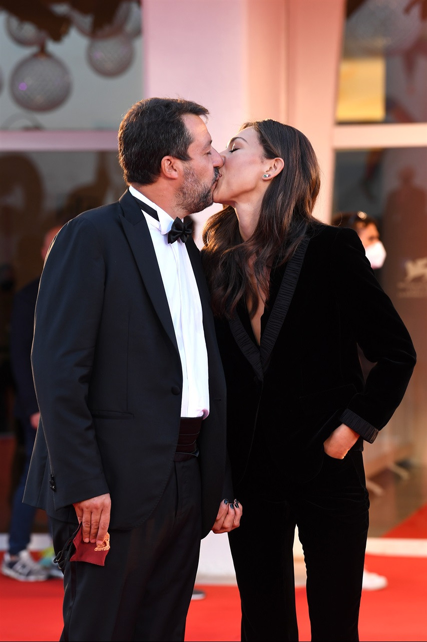 Cựu Phó Thủ tướng Ý hôn đắm đuối bạn gái kém 20 tuổi trên thảm đỏ Venice ảnh 5