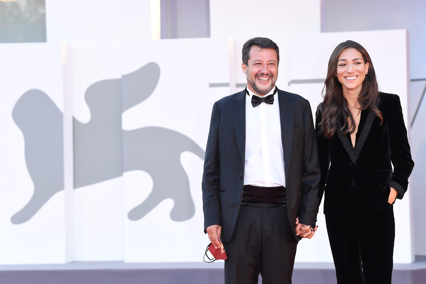 Cựu Phó Thủ tướng Ý hôn đắm đuối bạn gái kém 20 tuổi trên thảm đỏ Venice ảnh 3