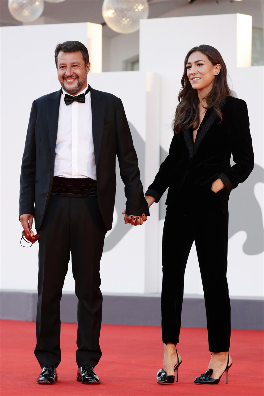 Cựu Phó Thủ tướng Ý hôn đắm đuối bạn gái kém 20 tuổi trên thảm đỏ Venice ảnh 7