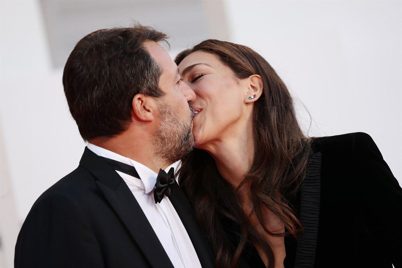 Cựu Phó Thủ tướng Ý hôn đắm đuối bạn gái kém 20 tuổi trên thảm đỏ Venice ảnh 6