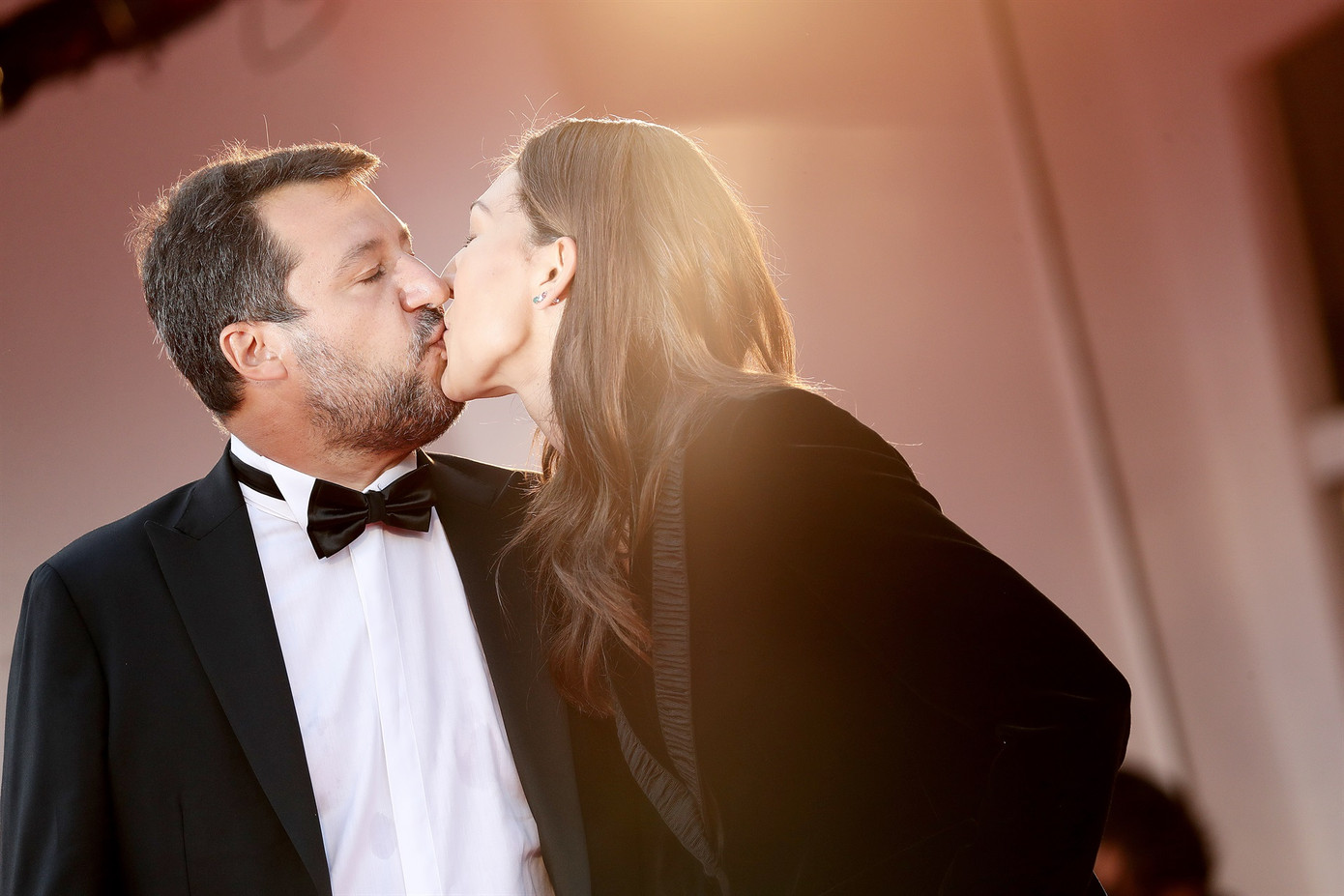 Cựu Phó Thủ tướng Ý hôn đắm đuối bạn gái kém 20 tuổi trên thảm đỏ Venice ảnh 4