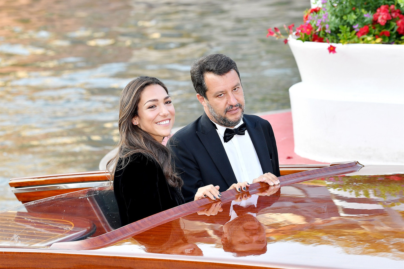 Cựu Phó Thủ tướng Ý hôn đắm đuối bạn gái kém 20 tuổi trên thảm đỏ Venice ảnh 1