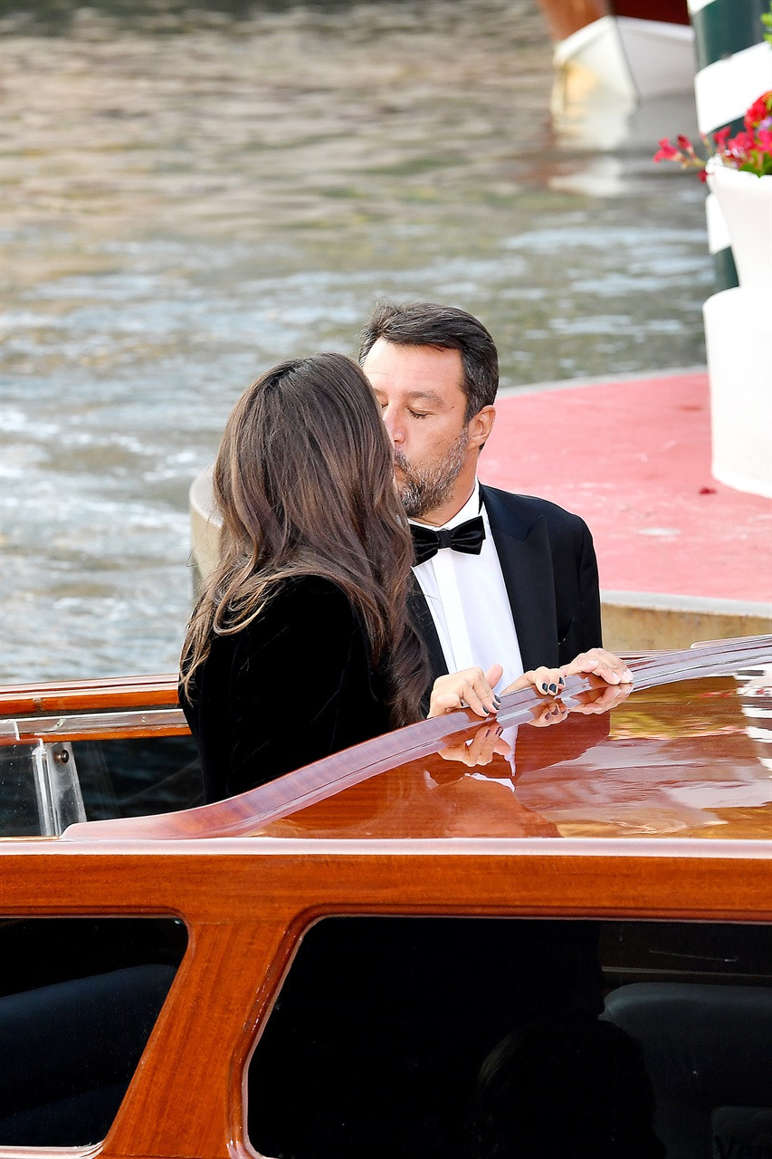 Cựu Phó Thủ tướng Ý hôn đắm đuối bạn gái kém 20 tuổi trên thảm đỏ Venice ảnh 2