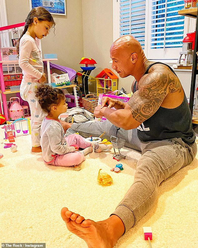 Cả gia đình ‘tài tử kiếm tiền giỏi nhất 2020’ Dwayne Johnson mắc COVID-19 ảnh 3