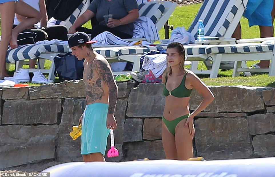 Bà xã siêu mẫu khoe dáng thon nuột với bikini, gợi cảm bên Justin Bieber ảnh 1