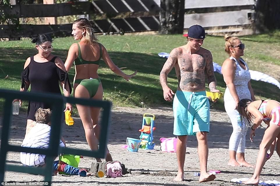 Bà xã siêu mẫu khoe dáng thon nuột với bikini, gợi cảm bên Justin Bieber ảnh 9