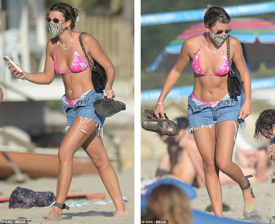 Sofia Richie diện bikini sexy, ôm ấp bạn trai cũ trên bãi biển hậu chia tay 'tình già' ảnh 1