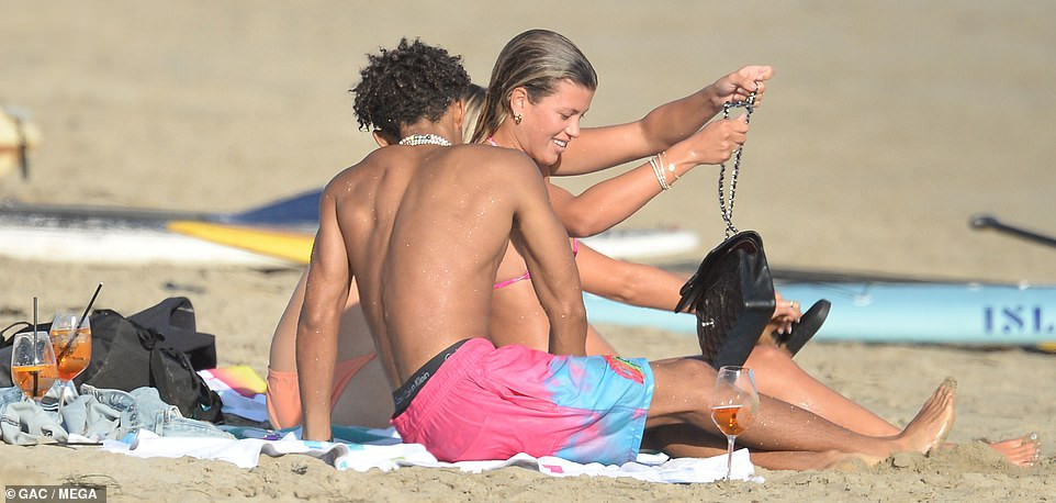 Sofia Richie diện bikini sexy, ôm ấp bạn trai cũ trên bãi biển hậu chia tay 'tình già' ảnh 10