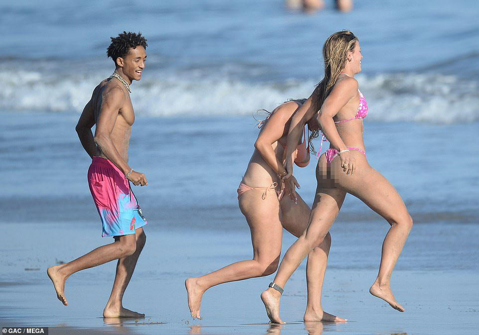 Sofia Richie diện bikini sexy, ôm ấp bạn trai cũ trên bãi biển hậu chia tay 'tình già' ảnh 5