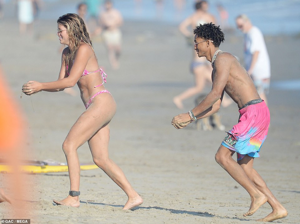 Sofia Richie diện bikini sexy, ôm ấp bạn trai cũ trên bãi biển hậu chia tay 'tình già' ảnh 8