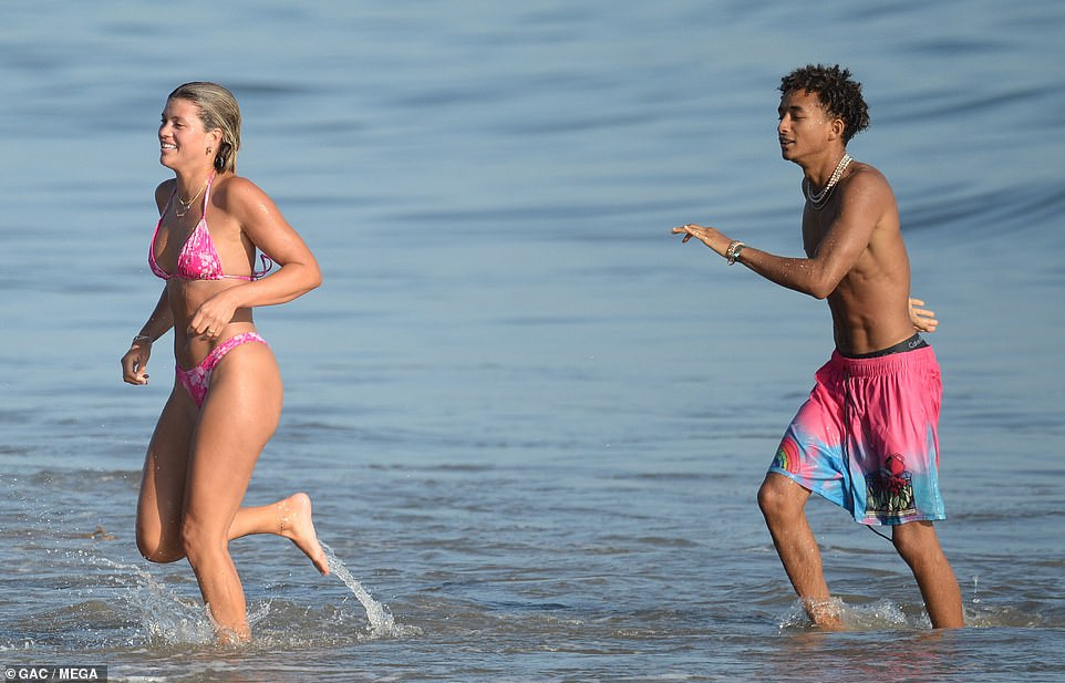 Sofia Richie diện bikini sexy, ôm ấp bạn trai cũ trên bãi biển hậu chia tay 'tình già' ảnh 7