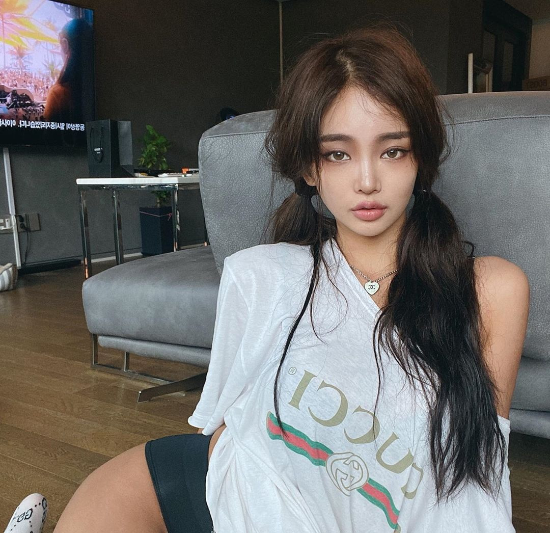 Mẫu nữ có mặt giống hệt Jennie, nhưng body 'bốc lửa' thì ca sĩ Black Pink phải ngước nhìn ảnh 3