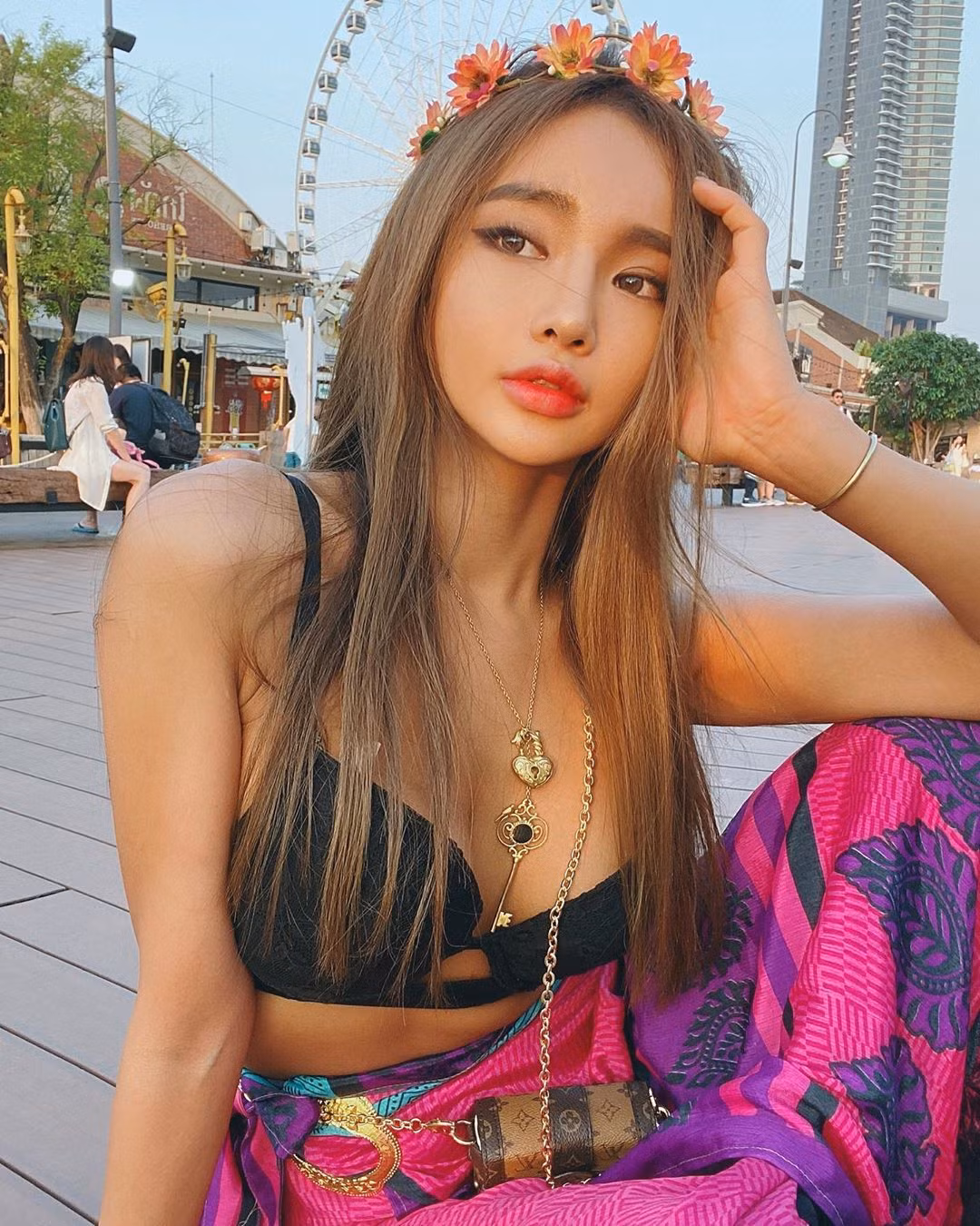 Mẫu nữ có mặt giống hệt Jennie, nhưng body 'bốc lửa' thì ca sĩ Black Pink phải ngước nhìn ảnh 8