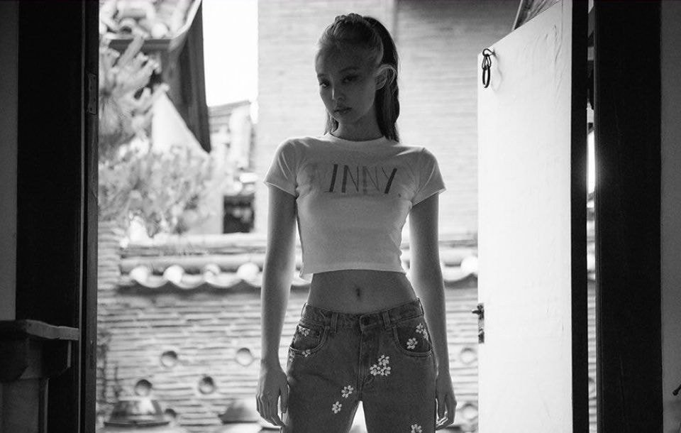 Dân mạng phát sốt với vòng eo ‘nằm gọn trong lòng bàn tay’ của Jennie (Black Pink) ảnh 6