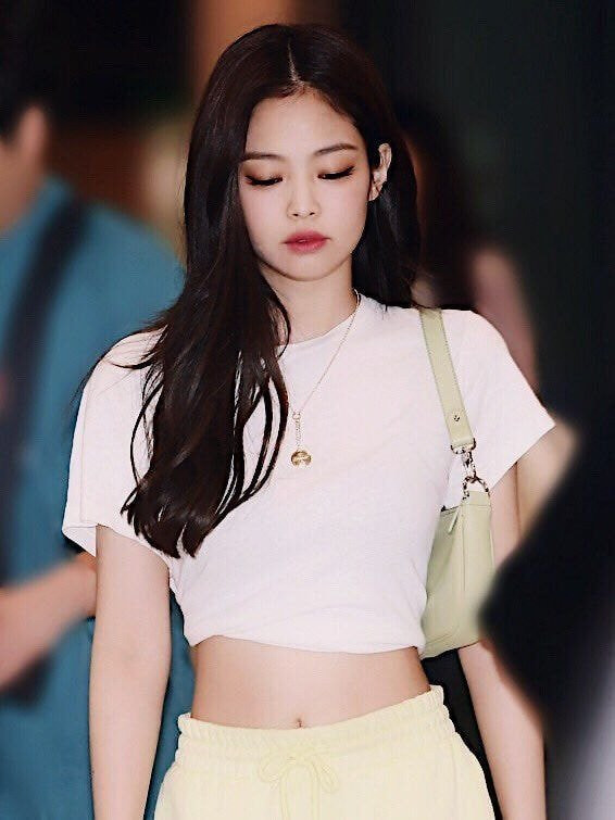 Dân mạng phát sốt với vòng eo ‘nằm gọn trong lòng bàn tay’ của Jennie (Black Pink) ảnh 1