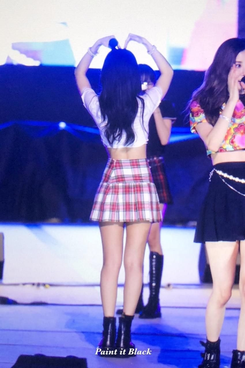 Dân mạng phát sốt với vòng eo ‘nằm gọn trong lòng bàn tay’ của Jennie (Black Pink) ảnh 8