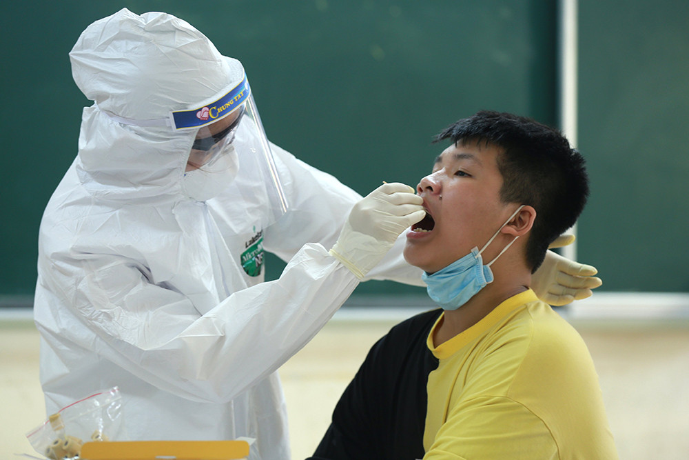 Hà Nội hối hả xét nghiệm COVID-19 cho 65.000 người từ Đà Nẵng về ảnh 12