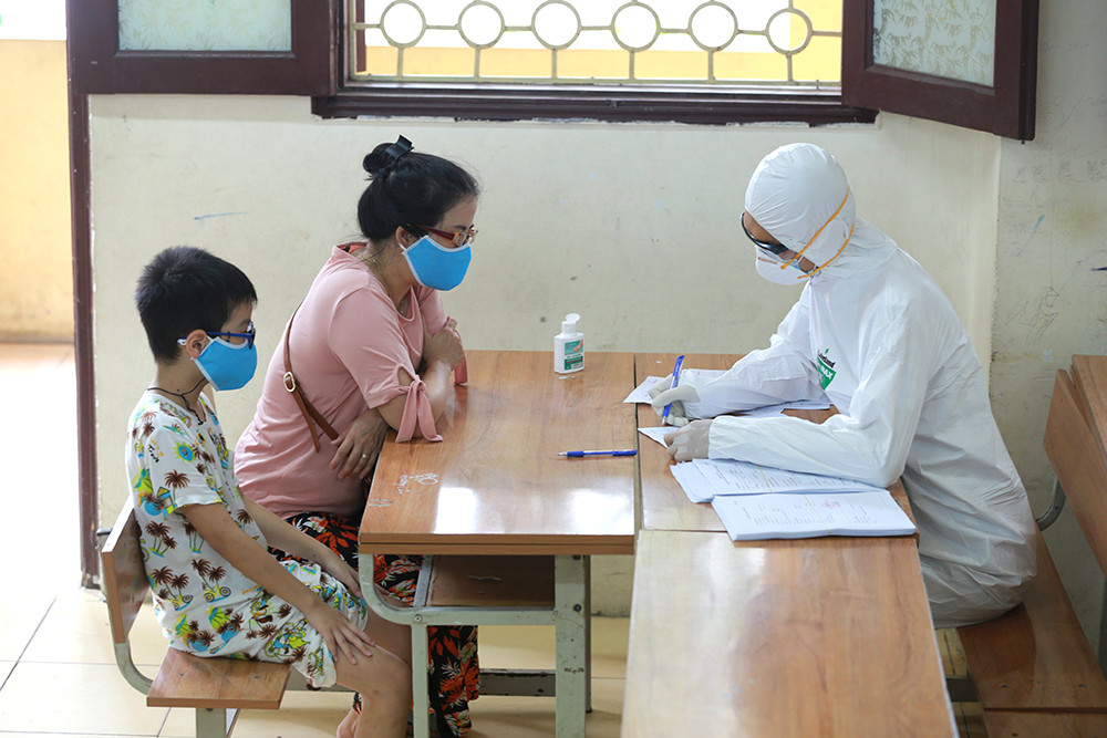 Hà Nội hối hả xét nghiệm COVID-19 cho 65.000 người từ Đà Nẵng về ảnh 10