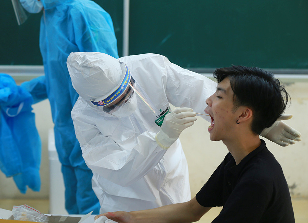 Hà Nội hối hả xét nghiệm COVID-19 cho 65.000 người từ Đà Nẵng về ảnh 11