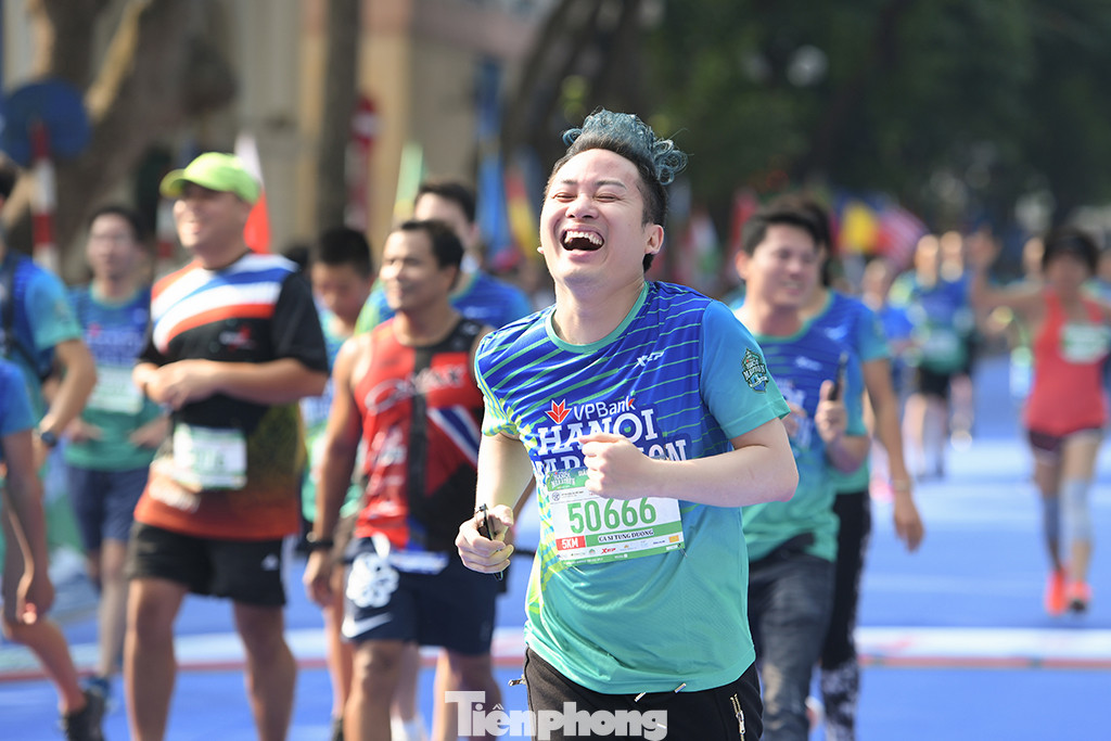 Dàn nghệ sĩ nổi tiếng Việt Nam thi chạy VPBank Hanoi Marathon ở Hồ Gươm ảnh 1