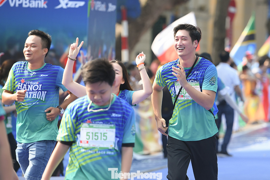 Dàn nghệ sĩ nổi tiếng Việt Nam thi chạy VPBank Hanoi Marathon ở Hồ Gươm ảnh 3