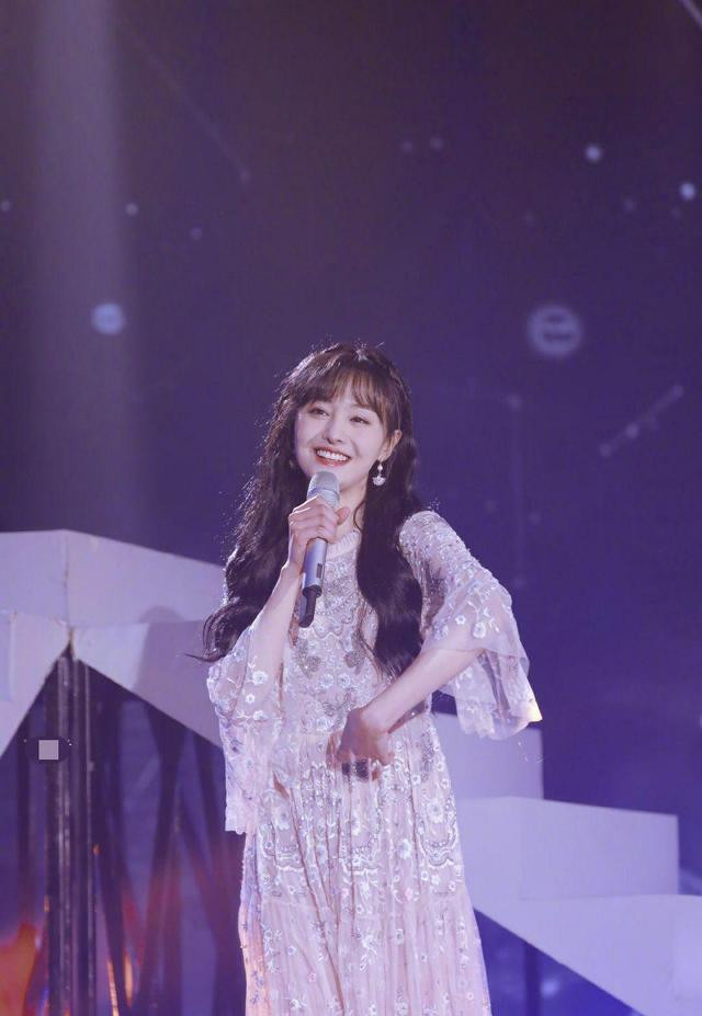 Phối đồ tươi mới và sang chảnh Xuân-Hè như “nữ thần thời thượng” Trịnh Sảng ảnh 3