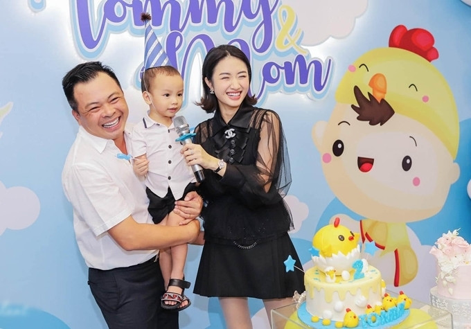 Sau khi kết hôn, Thu Ngân dừng hoạt động showbiz và âm thầm sinh con trai cho ông xã đại gia. Người đẹp Hải Phòng từng chia sẻ, lấy chồng lớn tuổi không chỉ có thêm chỗ dựa về mặt tài chính mà còn là cảm giác luôn được bao bọc những lúc sóng gió. Cả hai ăn ý trong nhiều sở thích như ẩm thực, du lịch và đam mê làm kinh doanh. Sau khi kết hôn, Thu Ngân dừng hoạt động showbiz và âm thầm sinh con trai cho ông xã đại gia. Người đẹp Hải Phòng từng chia sẻ, lấy chồng lớn tuổi không chỉ có thêm chỗ dựa về mặt tài chính mà còn là cảm giác luôn được bao bọc những lúc sóng gió. Cả hai ăn ý trong nhiều sở thích như ẩm thực, du lịch và đam mê làm kinh doanh.